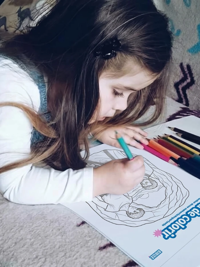 Criança colorindo uma atividade da Cartilha Católica das Virtudes
