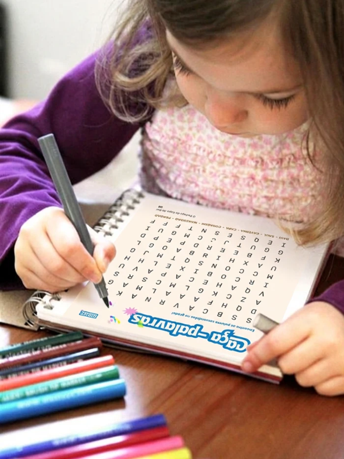 Criança usando a Cartilha Católica das Virtudes